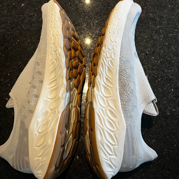 Great new balance shoe unlaced style,  worn 3-4 times! - Picture 2 of 4